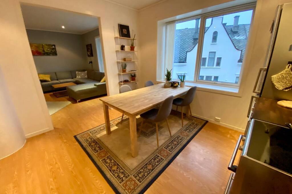 Nice And Central Apartment In Quiet Area オーレスン エクステリア 写真